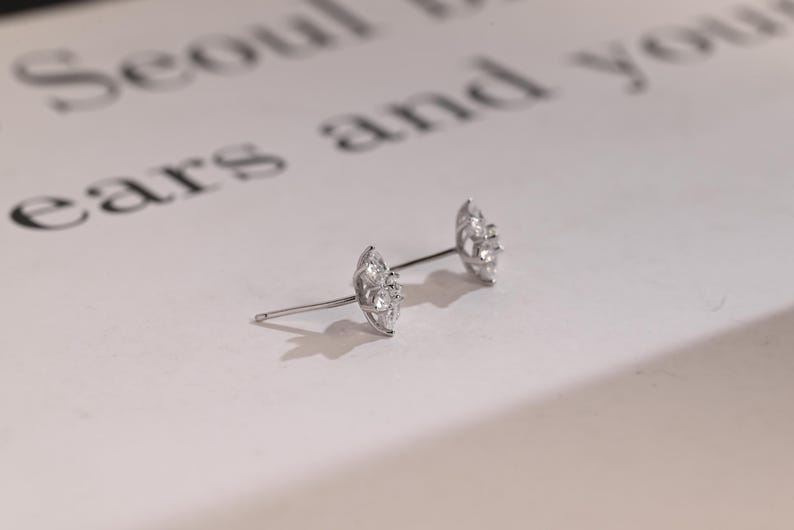 0.50 TCW Round & Pear Cut Moissanite Floral Stud Earrings in Gold 9