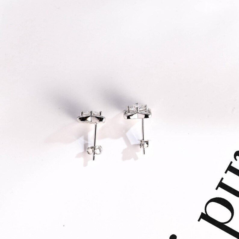 0.40 TCW Round Cut Moissanite Clover Leaf Stud Earrings in Gold 9