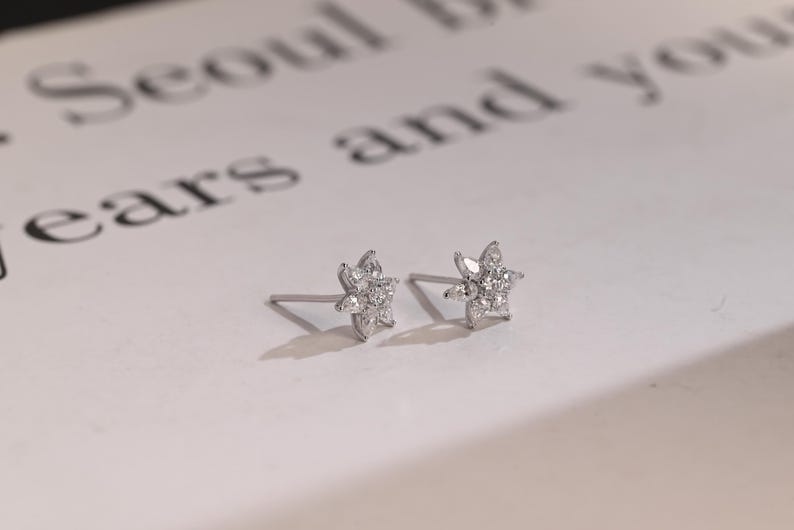 0.50 TCW Round & Pear Cut Moissanite Floral Stud Earrings in Gold 5