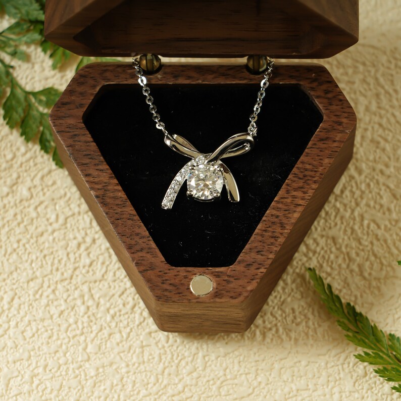 1.0 TCW Round Moissanite Diamond Unique Pendant Necklace in Solid Gold 3