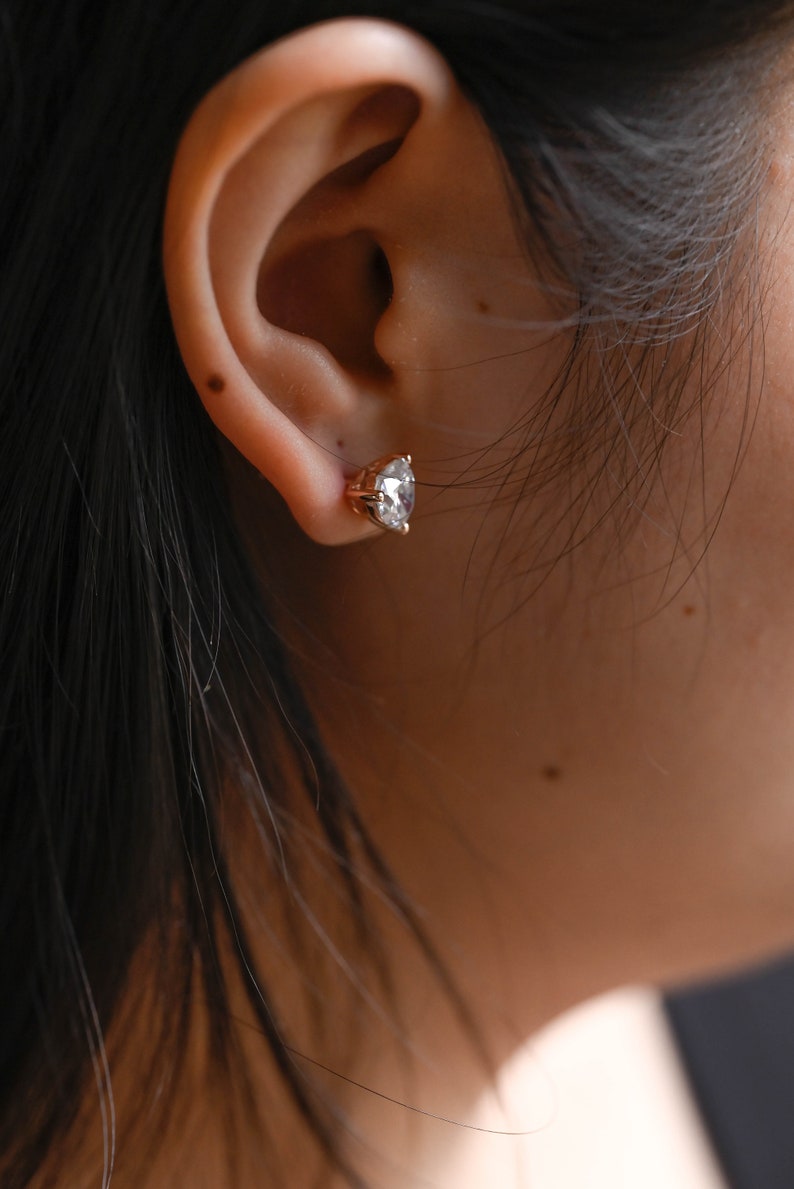 1.0 TCW Heart Cut Moissanite Stud Earrings in Gold 4