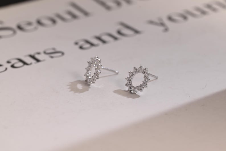 0.50 TCW Round Cut Moissanite Flower Shape Earrings in Gold 7