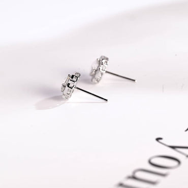0.70 TCW Round Cut Moissanite Halo Stud Earrings in Gold 10