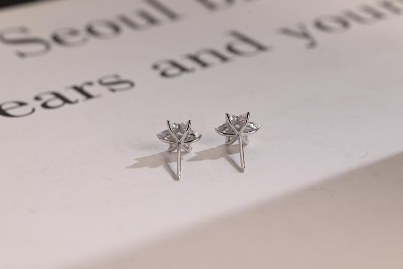 0.50 TCW Round & Pear Cut Moissanite Floral Stud Earrings in Gold 3