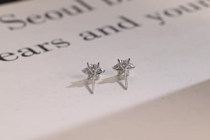 0.50 TCW Round & Pear Cut Moissanite Floral Stud Earrings in Gold 3