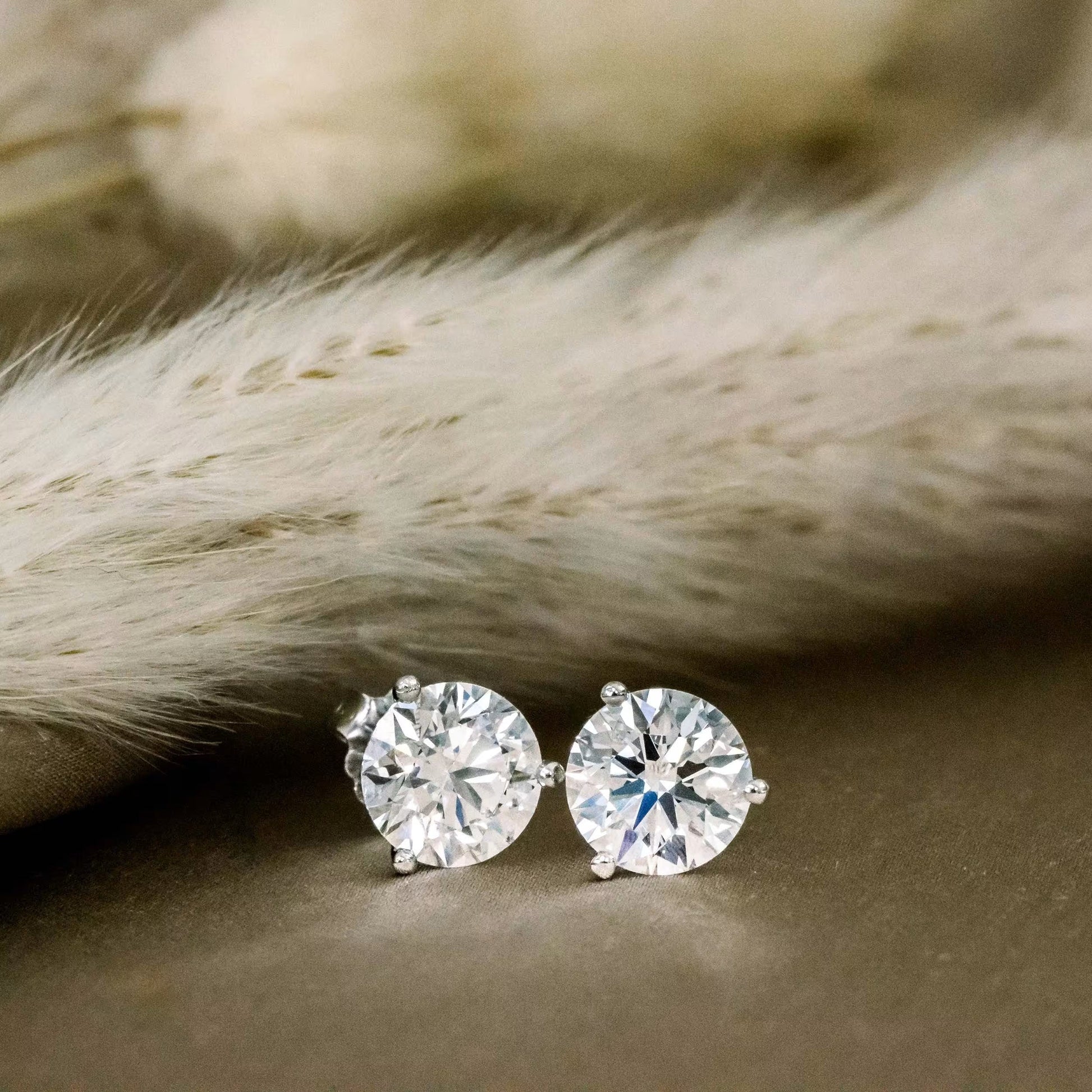 1.0 TCW Round Shape Moissanite Studs Earrings in Gold 1