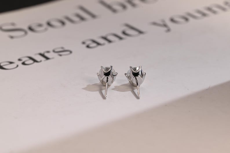 0.70 TCW Round Cut Moissanite Stud Earrings in Gold 3