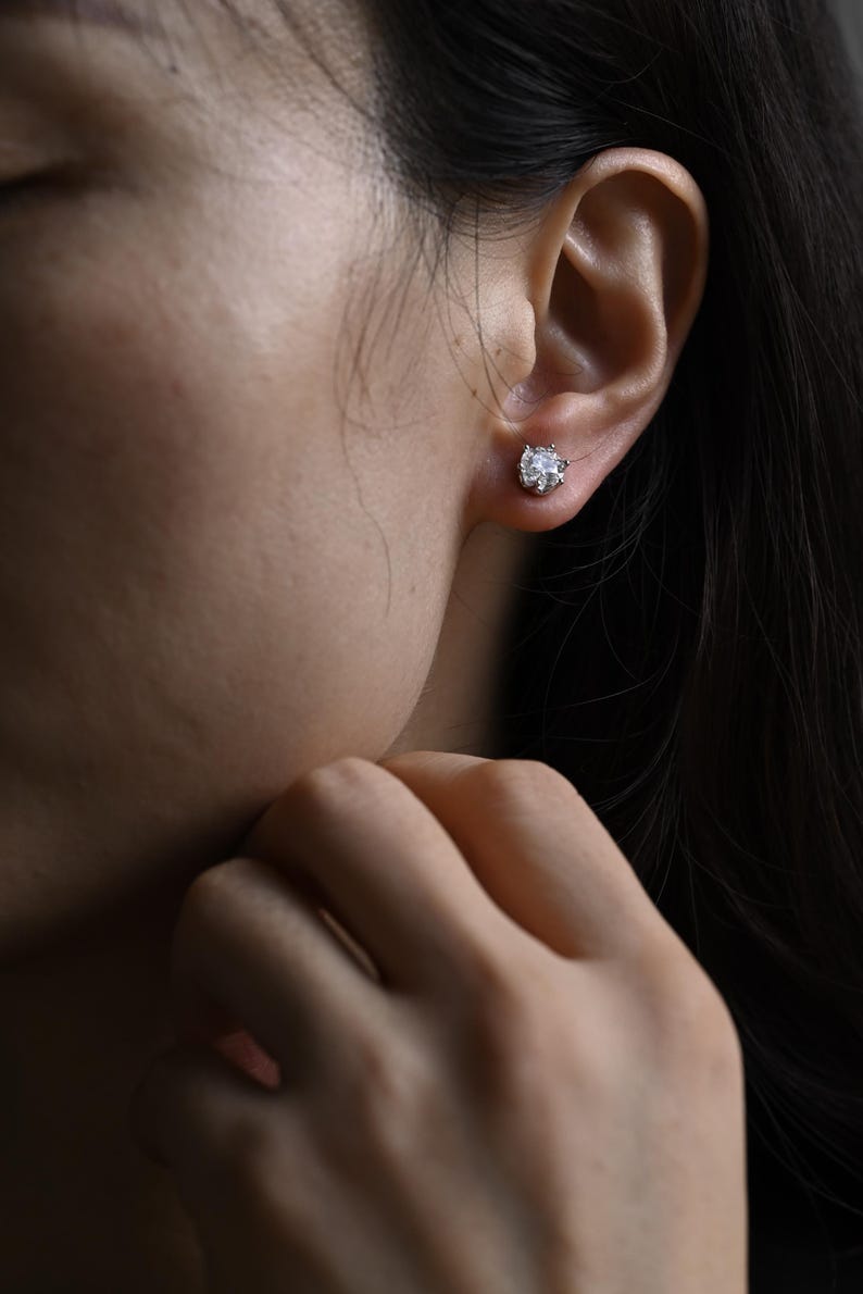 0.70 TCW Round Cut Moissanite Stud Earrings in Gold 4