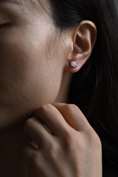 0.70 TCW Round Cut Moissanite Stud Earrings in Gold 4