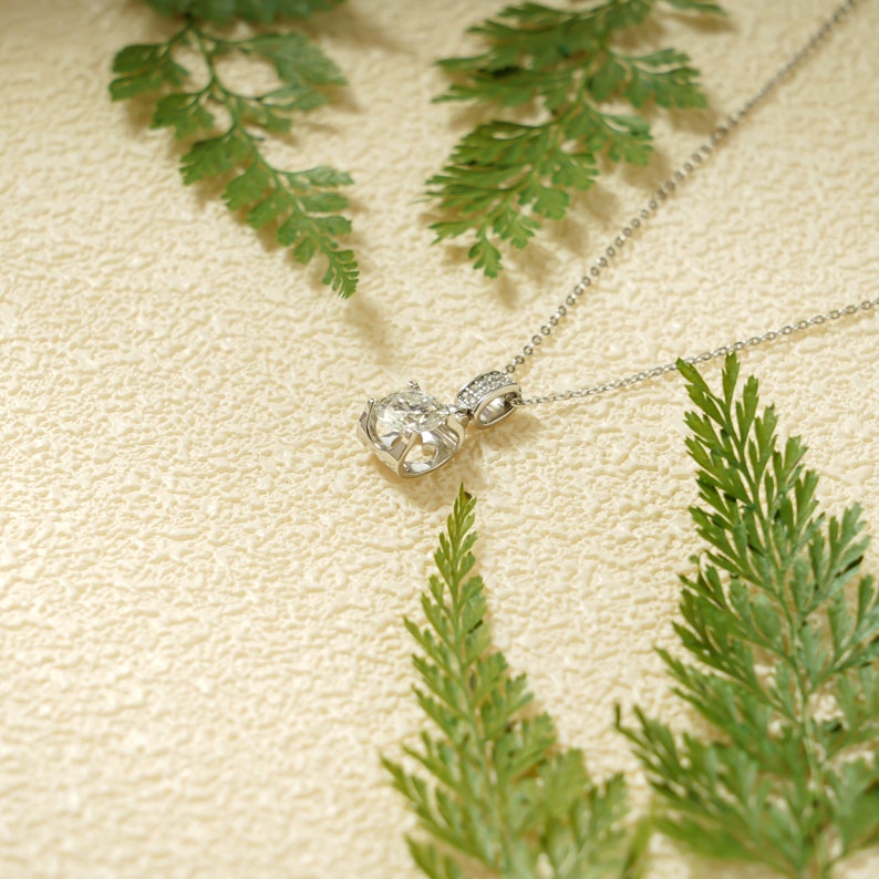 1.0 CT Round Moissanite Diamond Pendant Necklace in Solid Gold 3