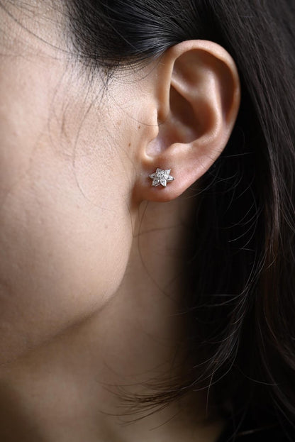 0.50 TCW Round & Pear Cut Moissanite Floral Stud Earrings in Gold 6