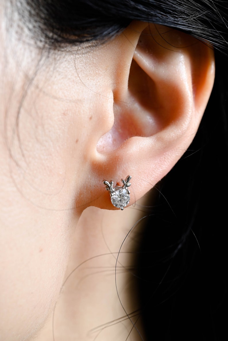 0.70 TCW Round Cut Moissanite Stud Earrings in Gold 8