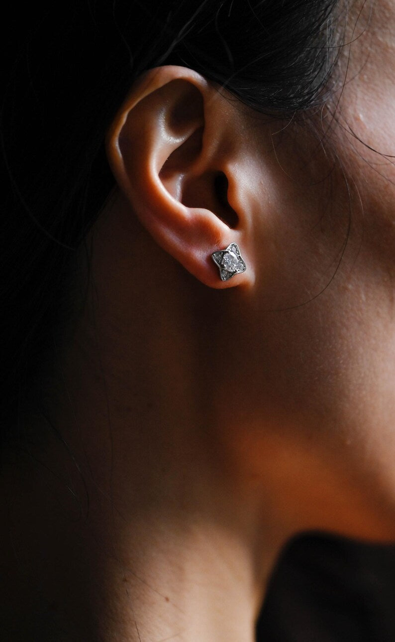 0.40 TCW Round Cut Moissanite Clover Leaf Stud Earrings in Gold 4