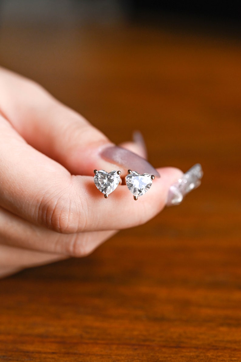 1.0 TCW Heart Cut Moissanite Stud Earrings in Gold 2