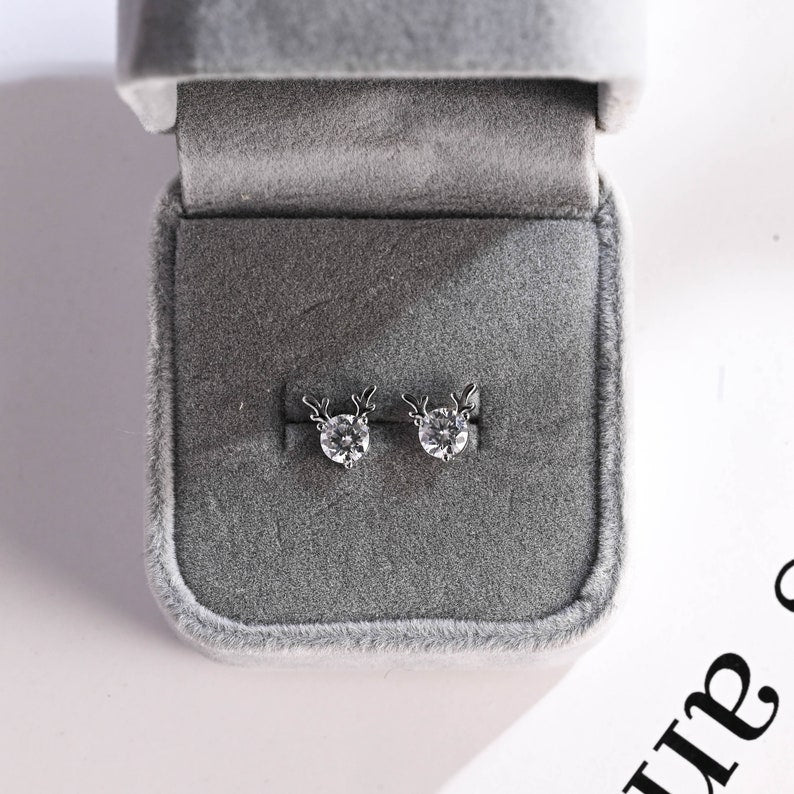0.70 TCW Round Cut Moissanite Stud Earrings in Gold 7