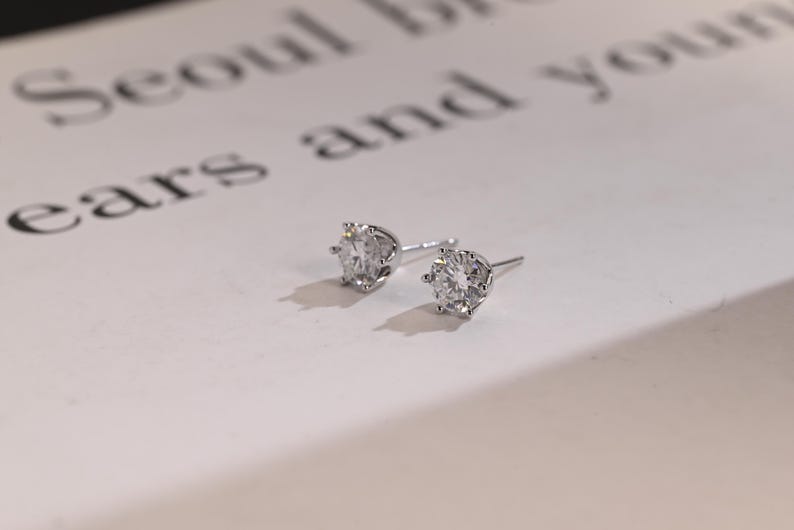 0.70 TCW Round Cut Moissanite Stud Earrings in Gold 7