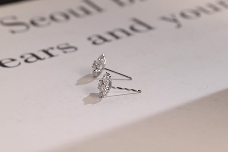 0.50 TCW Round & Pear Cut Moissanite Floral Stud Earrings in Gold 8