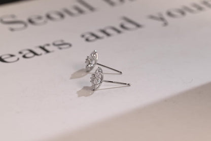 0.50 TCW Round & Pear Cut Moissanite Floral Stud Earrings in Gold 8