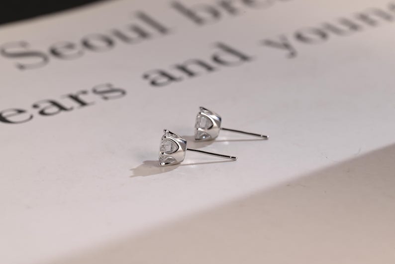 0.70 TCW Round Cut Moissanite Stud Earrings in Gold 5