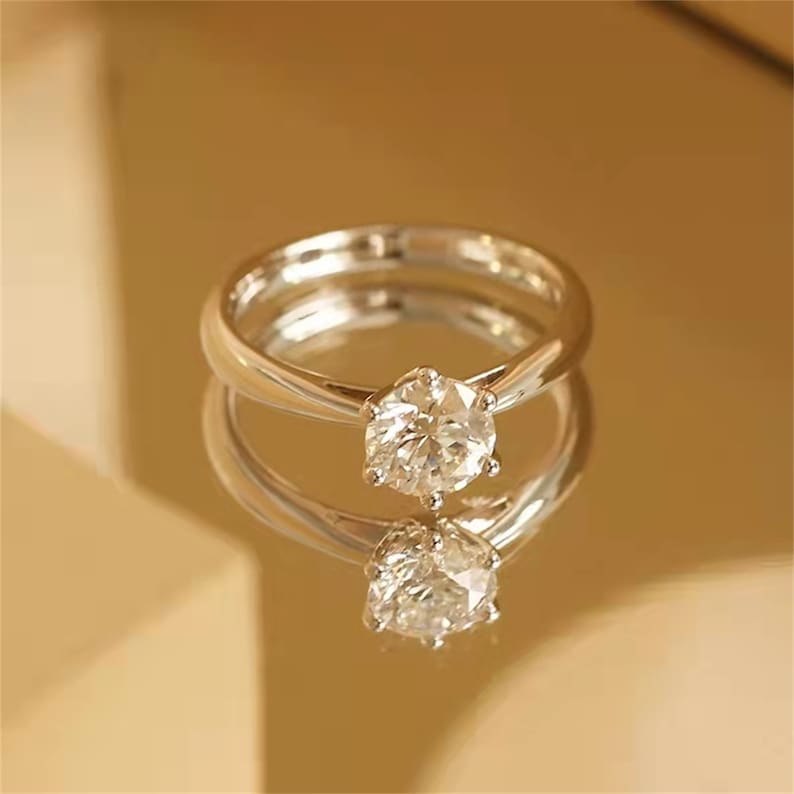 Stunning 1.0 CT Round Cut Moissanite Engagement Ring with Solitaire Design 2