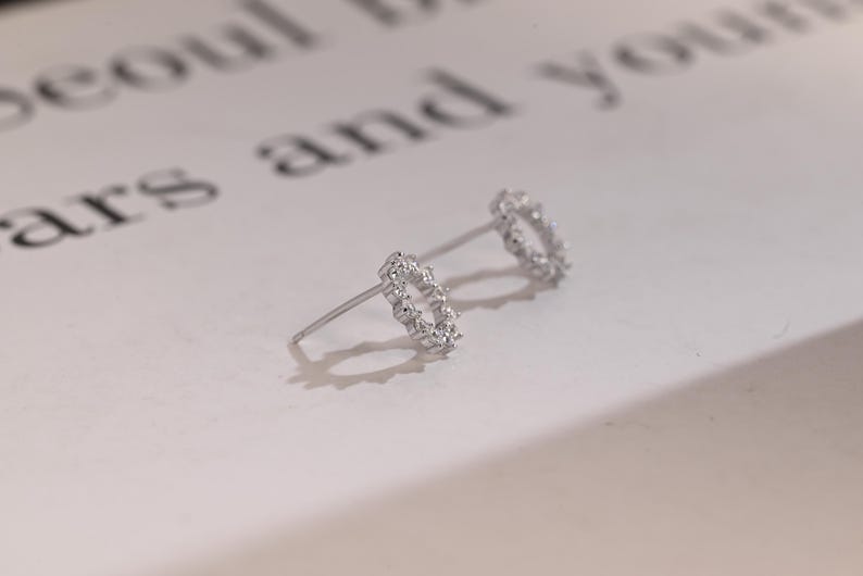 0.50 TCW Round Cut Moissanite Flower Shape Earrings in Gold 5