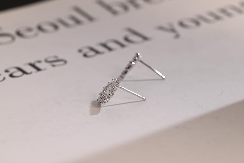 0.50 TCW Round Cut Moissanite Flower Shape Earrings in Gold 10