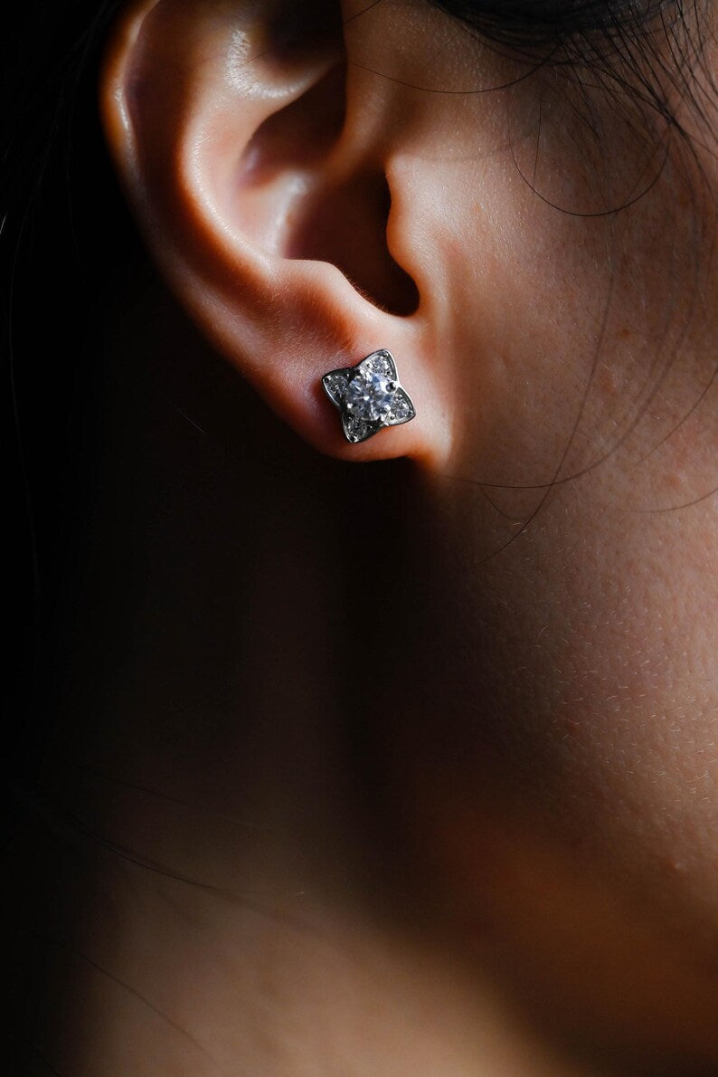 0.40 TCW Round Cut Moissanite Clover Leaf Stud Earrings in Gold 7