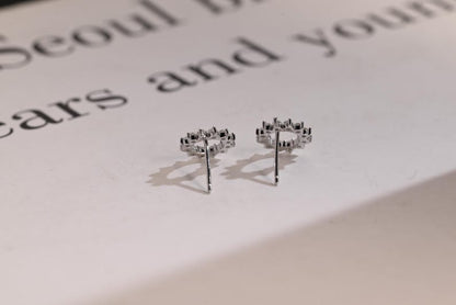 0.50 TCW Round Cut Moissanite Flower Shape Earrings in Gold 9