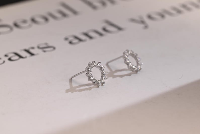 0.50 TCW Round Cut Moissanite Flower Shape Earrings in Gold 8