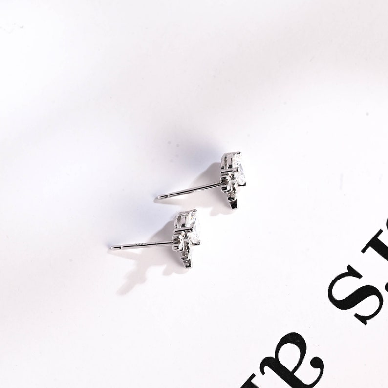 0.70 TCW Round Cut Moissanite Stud Earrings in Gold 10