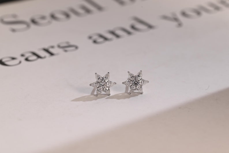 0.50 TCW Round & Pear Cut Moissanite Floral Stud Earrings in Gold 1