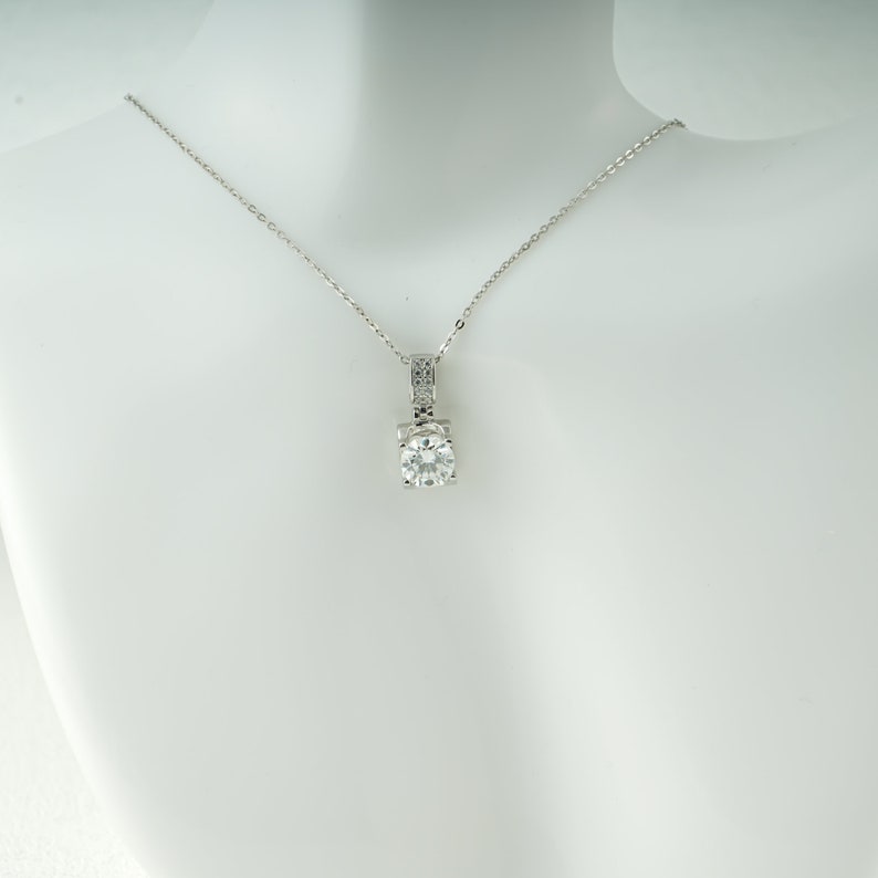 1.0 CT Round Moissanite Diamond Pendant Necklace in Solid Gold 4