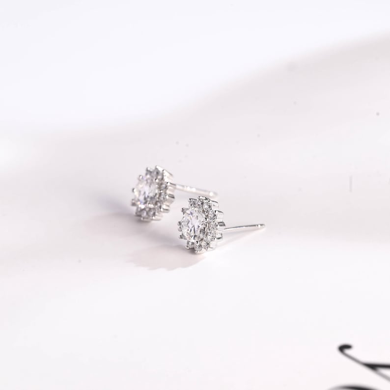1.20 TCW Round Cut Moissanite Halo Stud Earrings in Gold 10