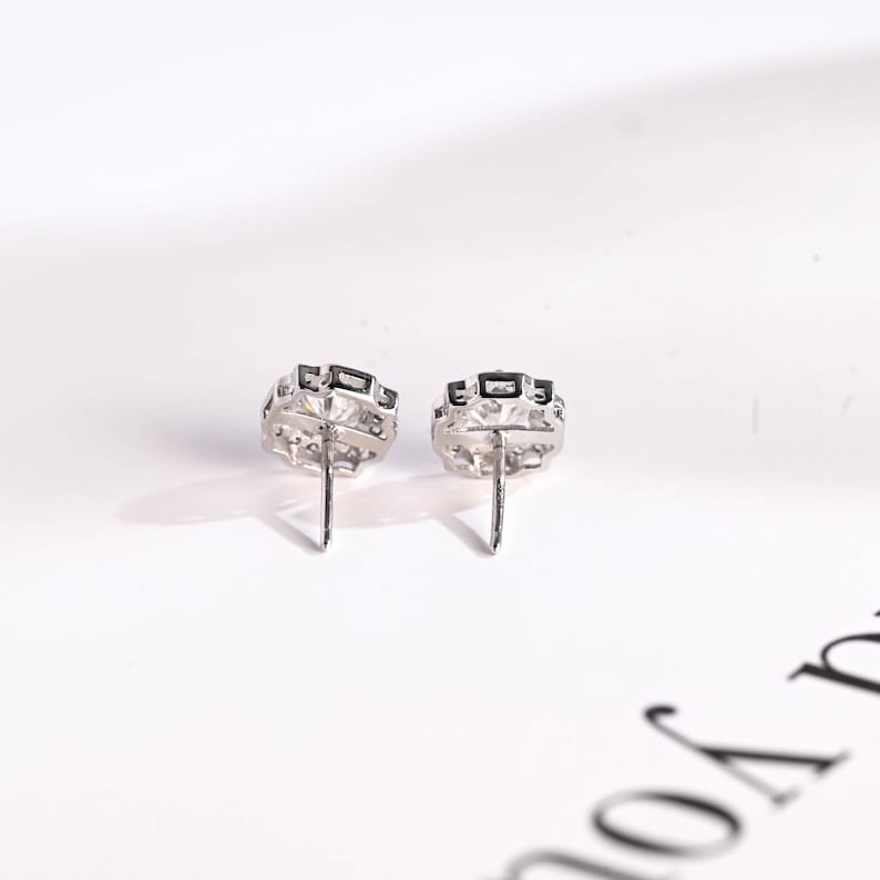 0.70 TCW Round Cut Moissanite Halo Stud Earrings in Gold 3