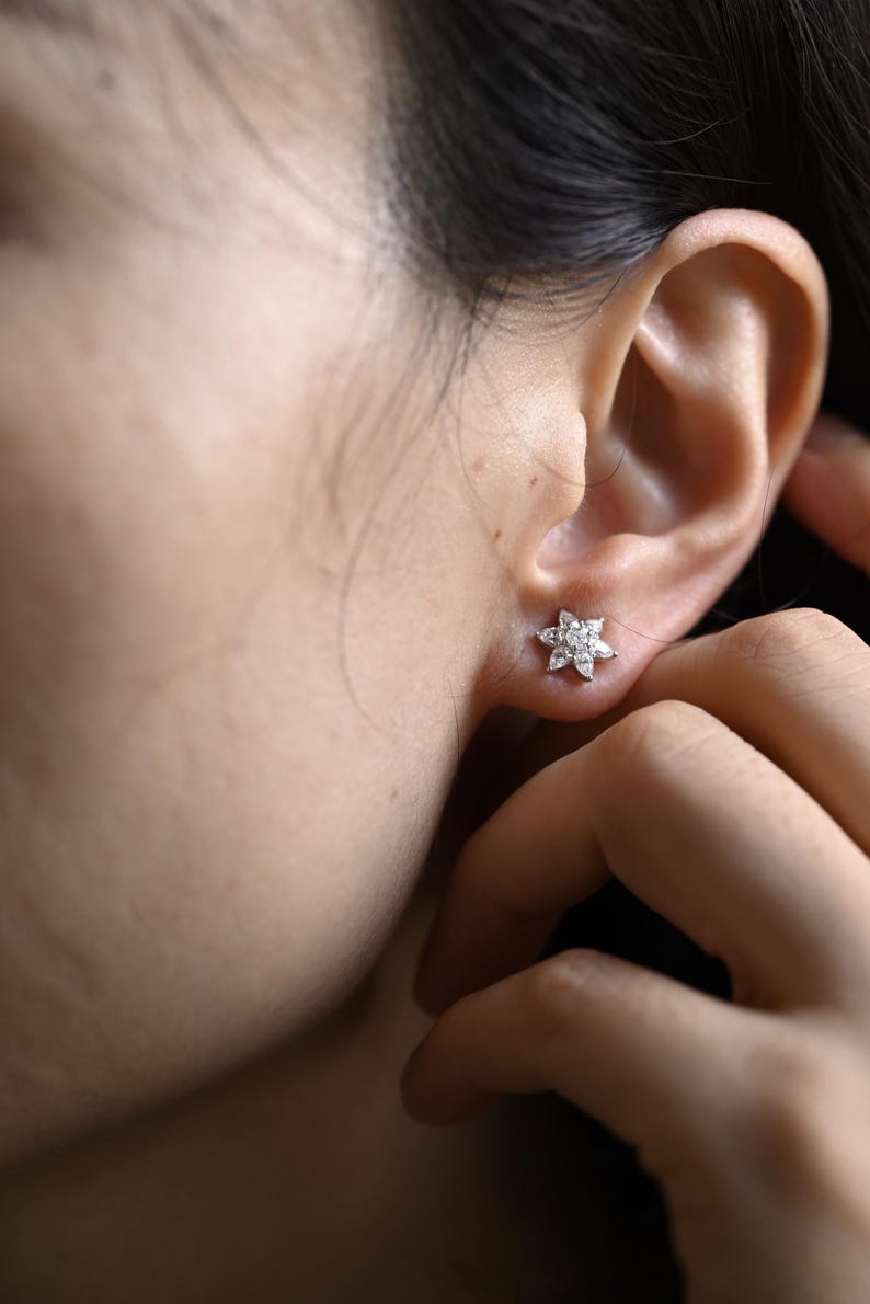 0.50 TCW Round & Pear Cut Moissanite Floral Stud Earrings in Gold 4