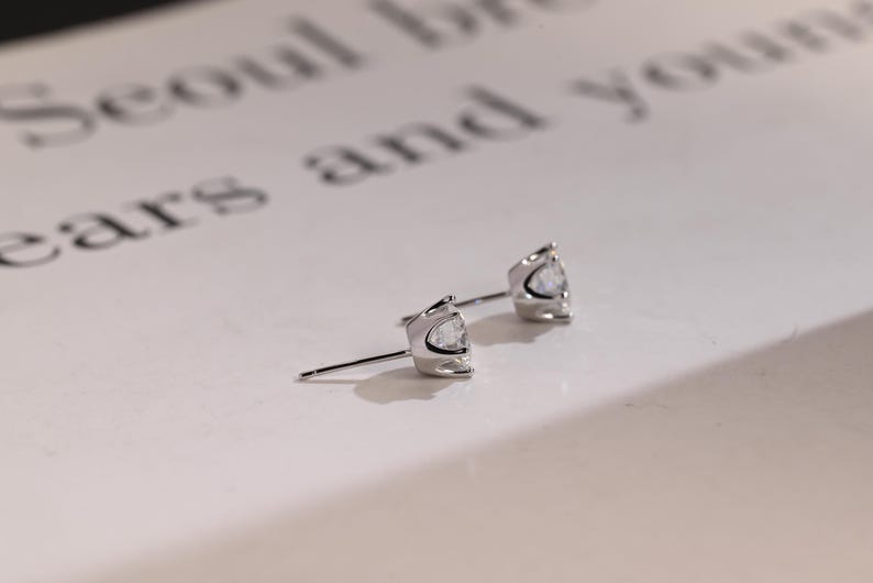 0.70 TCW Round Cut Moissanite Stud Earrings in Gold 10