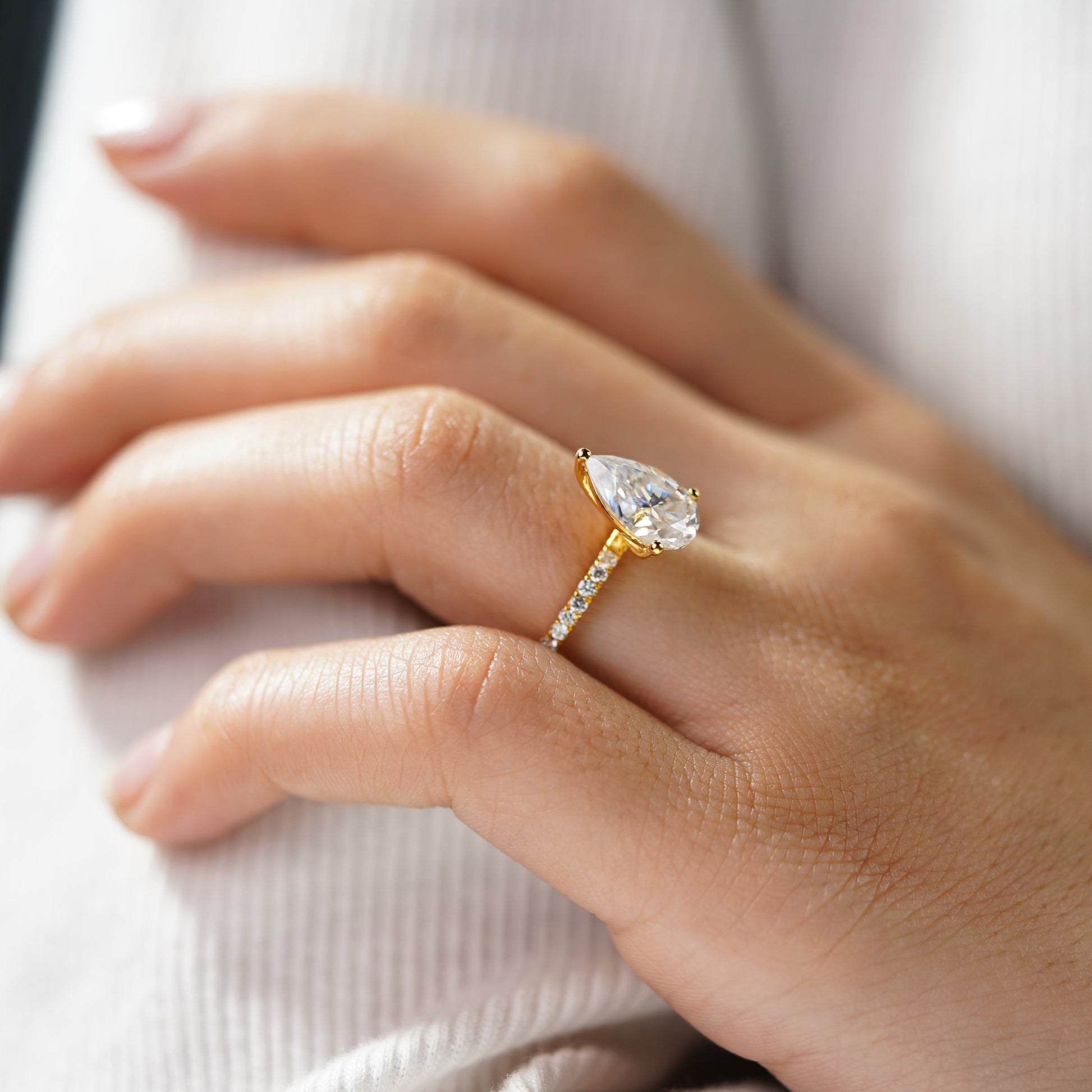 Oval Solitaire Engagement Ring – 2 CT Lab Grown Diamond