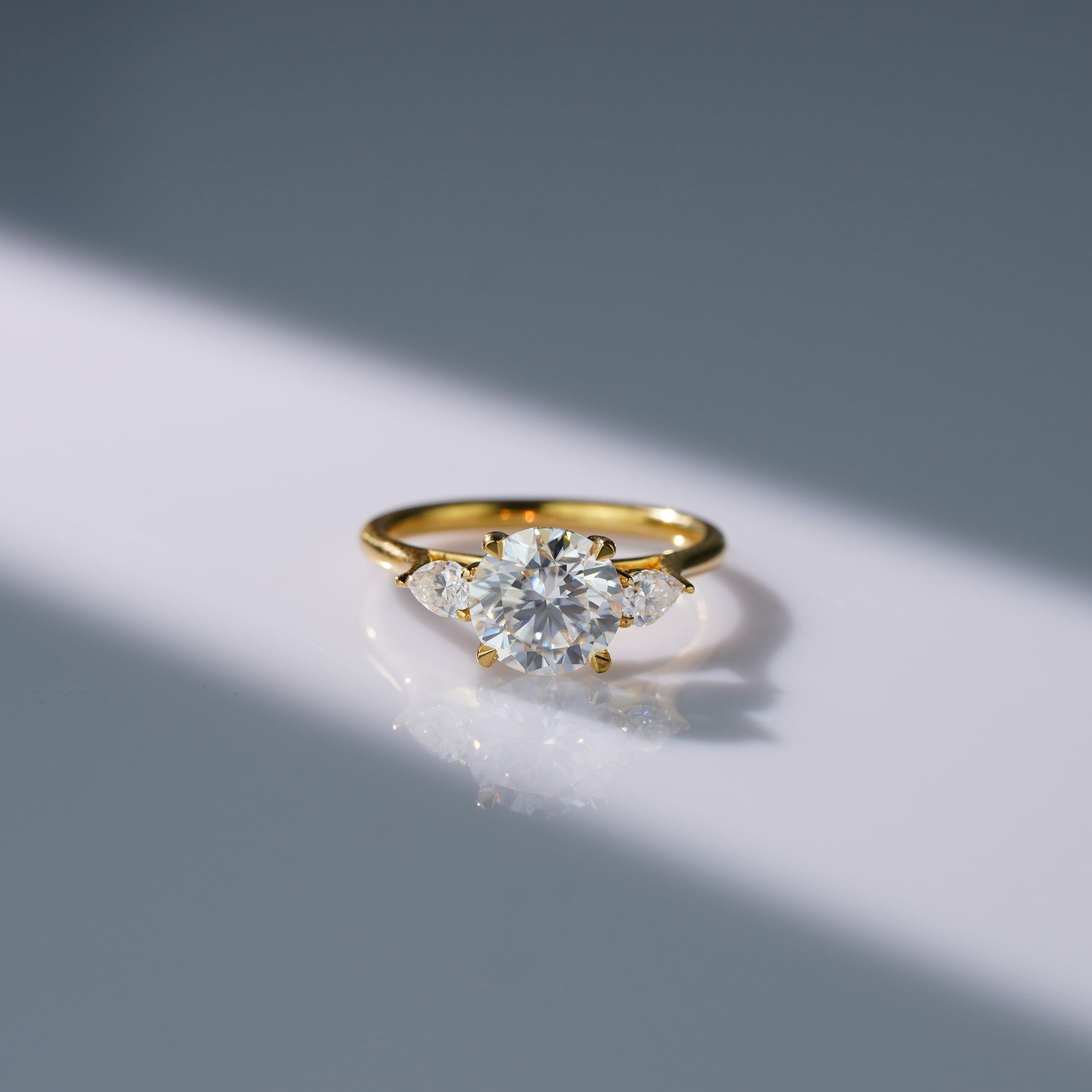Oval Solitaire Engagement Ring – 2 CT Lab Grown Diamond