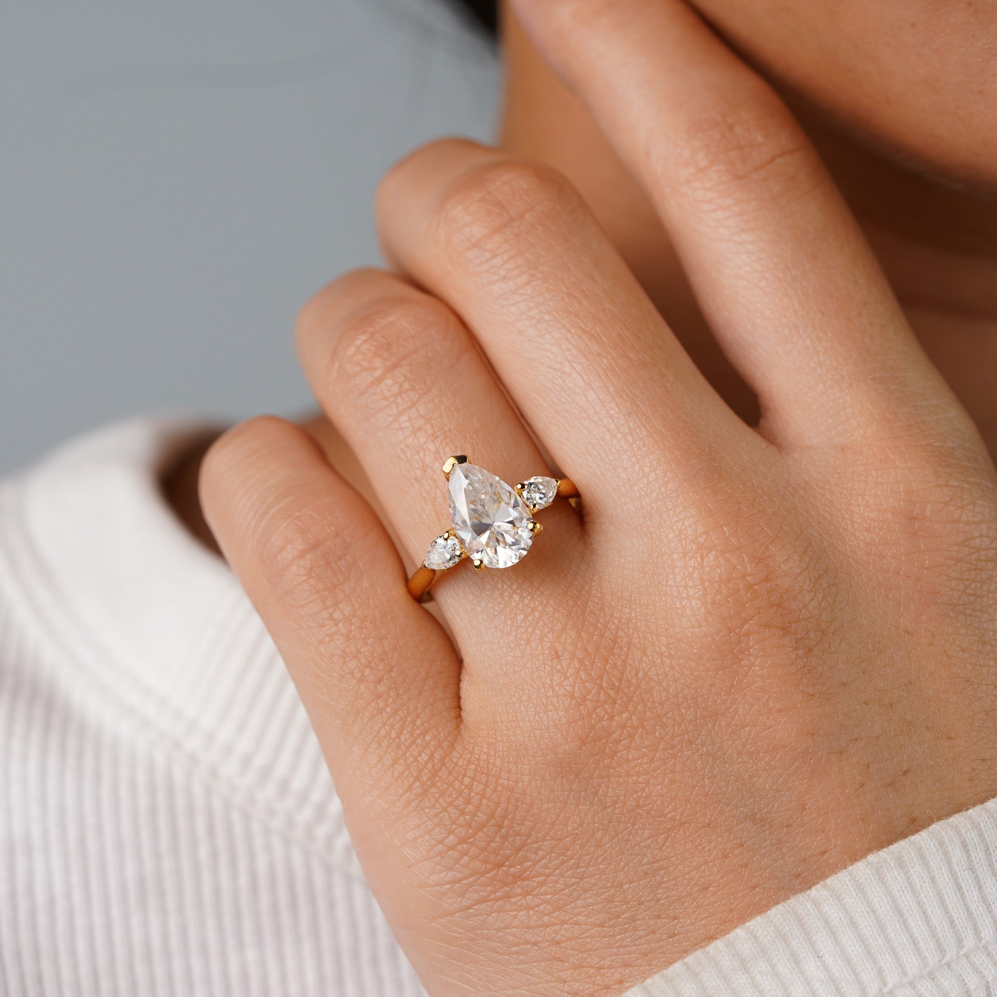 Oval Solitaire Engagement Ring – 2 CT Lab Grown Diamond