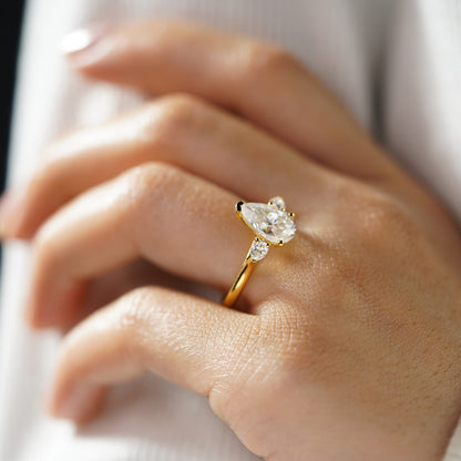 Oval Solitaire Engagement Ring – 2 CT Lab Grown Diamond