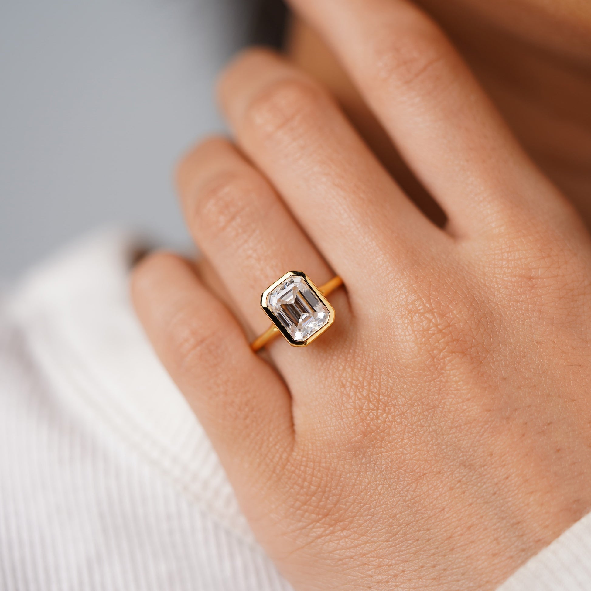Oval Solitaire Engagement Ring – 2 CT Lab Grown Diamond