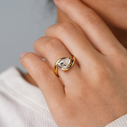 Oval Solitaire Engagement Ring – 2 CT Lab Grown Diamond