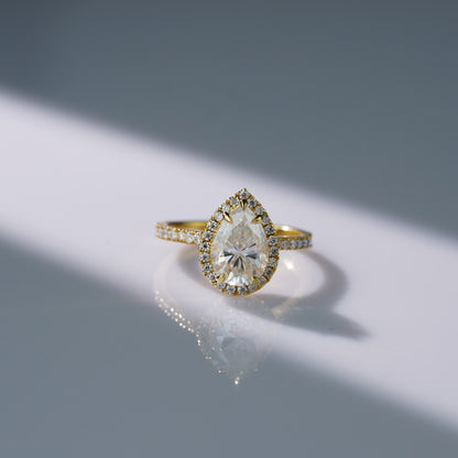 Oval Solitaire Engagement Ring – 2 CT Lab Grown Diamond