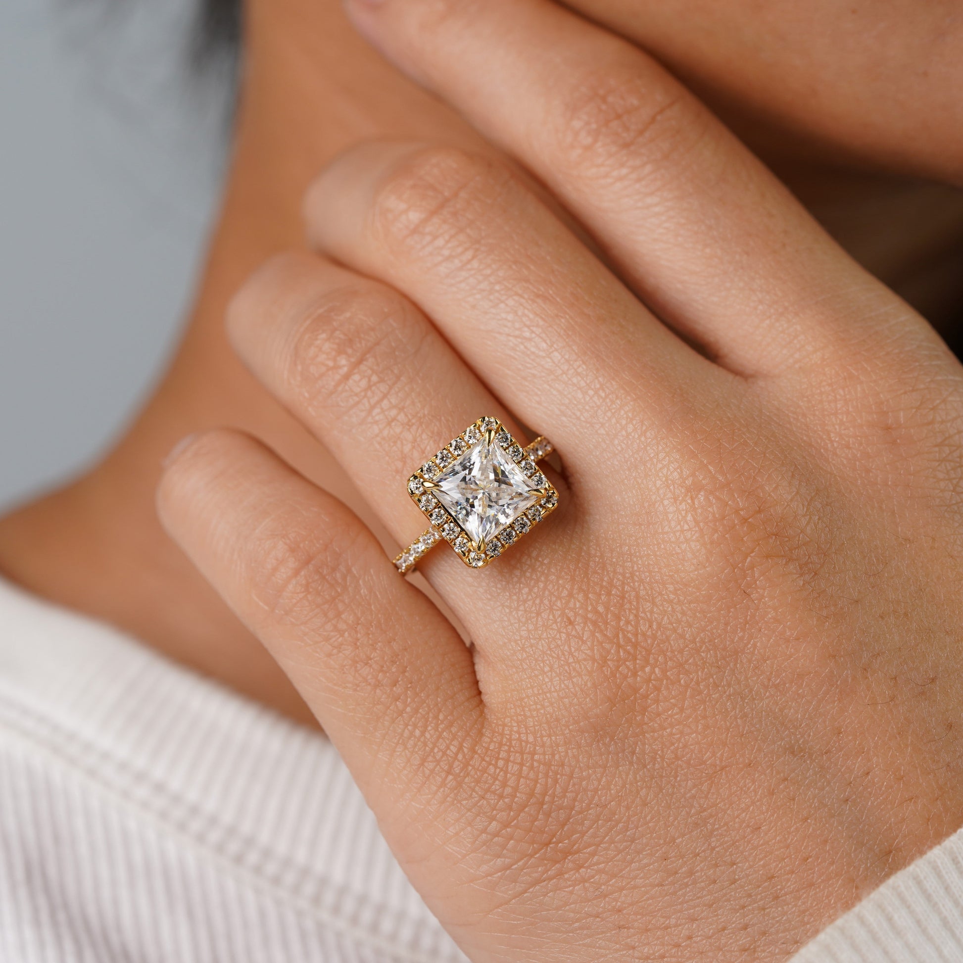 Oval Solitaire Engagement Ring – 2 CT Lab Grown Diamond