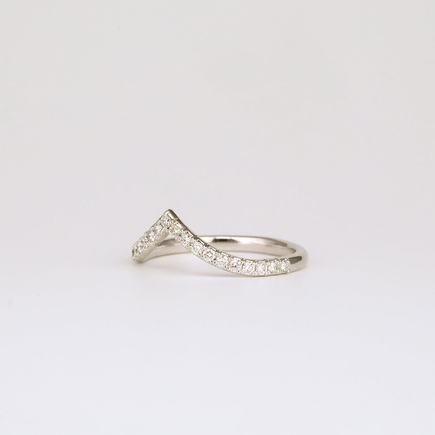 0.20 TCW Round Stones Curved Lab Grown Diamond Wedding Band