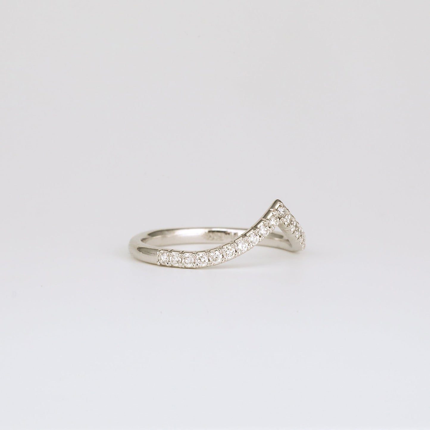 0.20 TCW Round Stones Curved Lab Grown Diamond Wedding Band