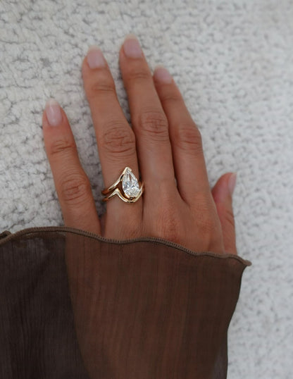 2.5 CT Pear Cut Solitaire Lab Grown Diamond Ring With Classic Plain Band