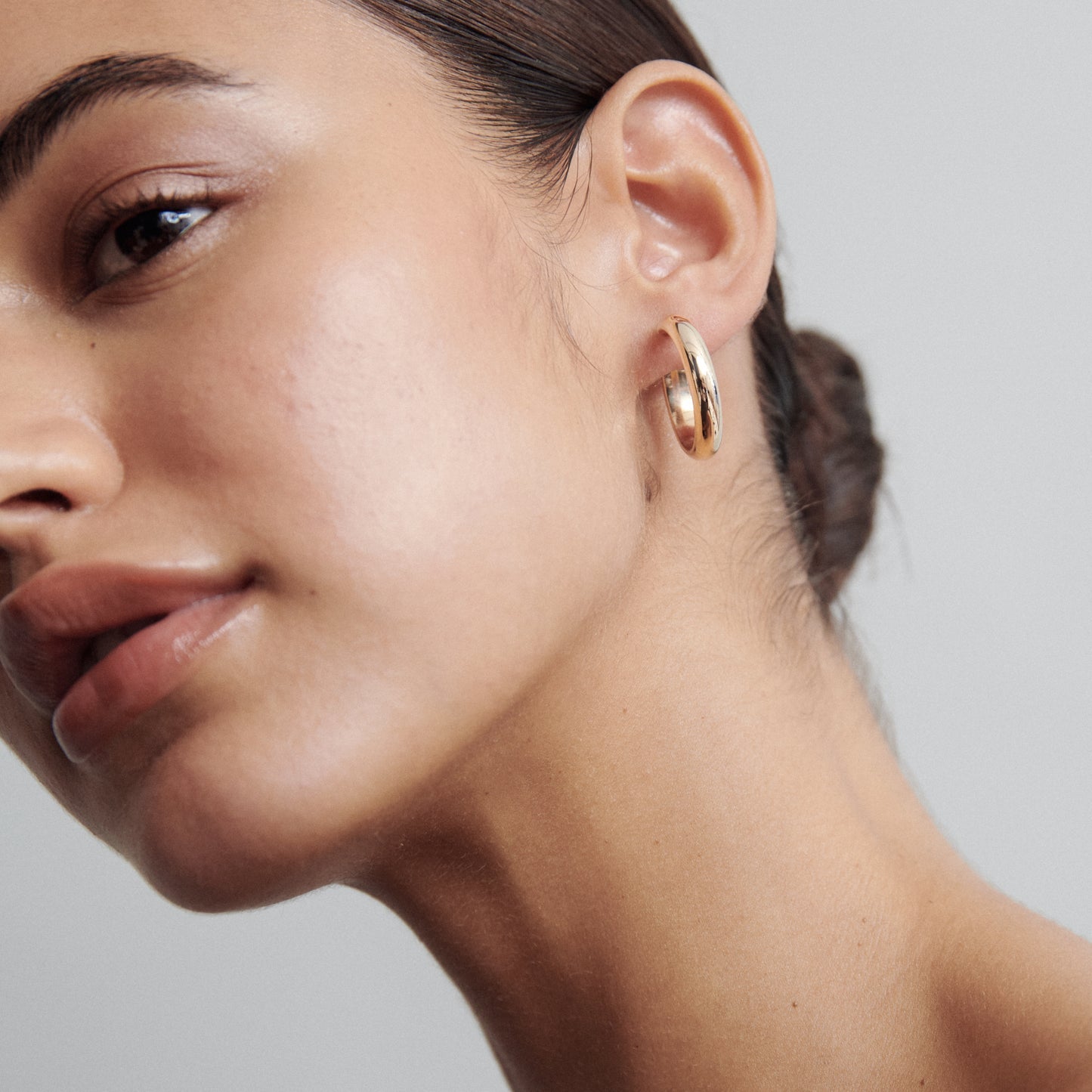 Lightweight Hoops Earrings in Gold 4