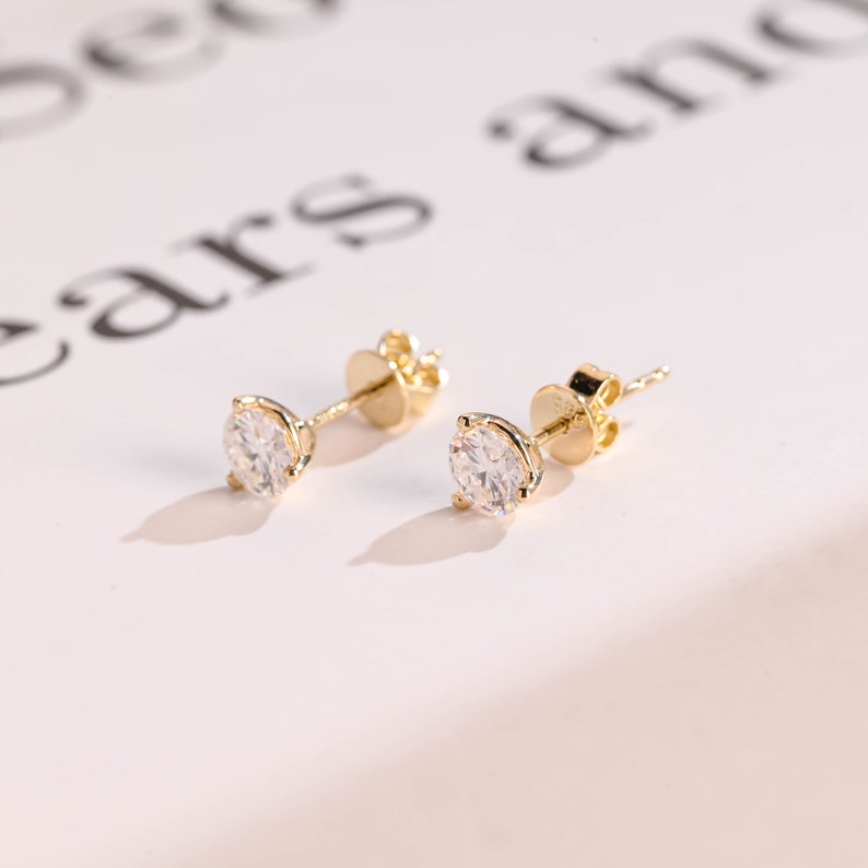 0.70 TCW Round Cut Moissanite Stud Earrings in Gold 10
