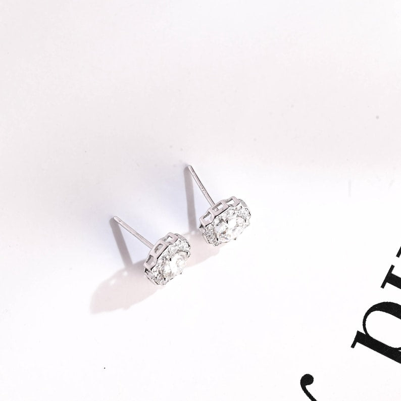 0.70 TCW Round Cut Moissanite Halo Stud Earrings in Gold 5